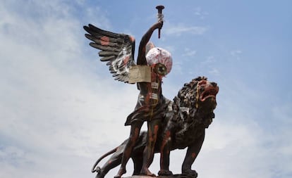 Monumento na praça Itália, doação da comunidade italiana no Chile por ocasião do primeiro centenário da independência desse país.