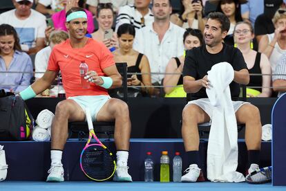 Rafael Nadal (a la izquierda) y Marc López, durante un descanso.