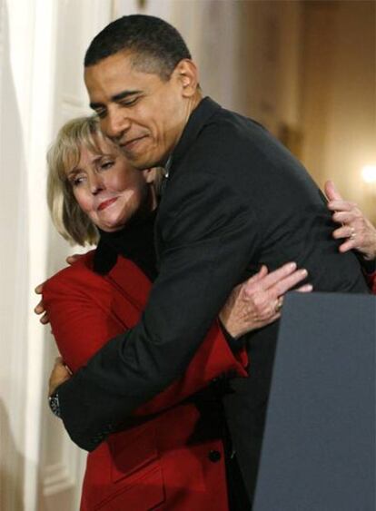 El presidente Barack Obama abraza a Lilly Ledbetter antes de firmar la ley de igualdad salarial.