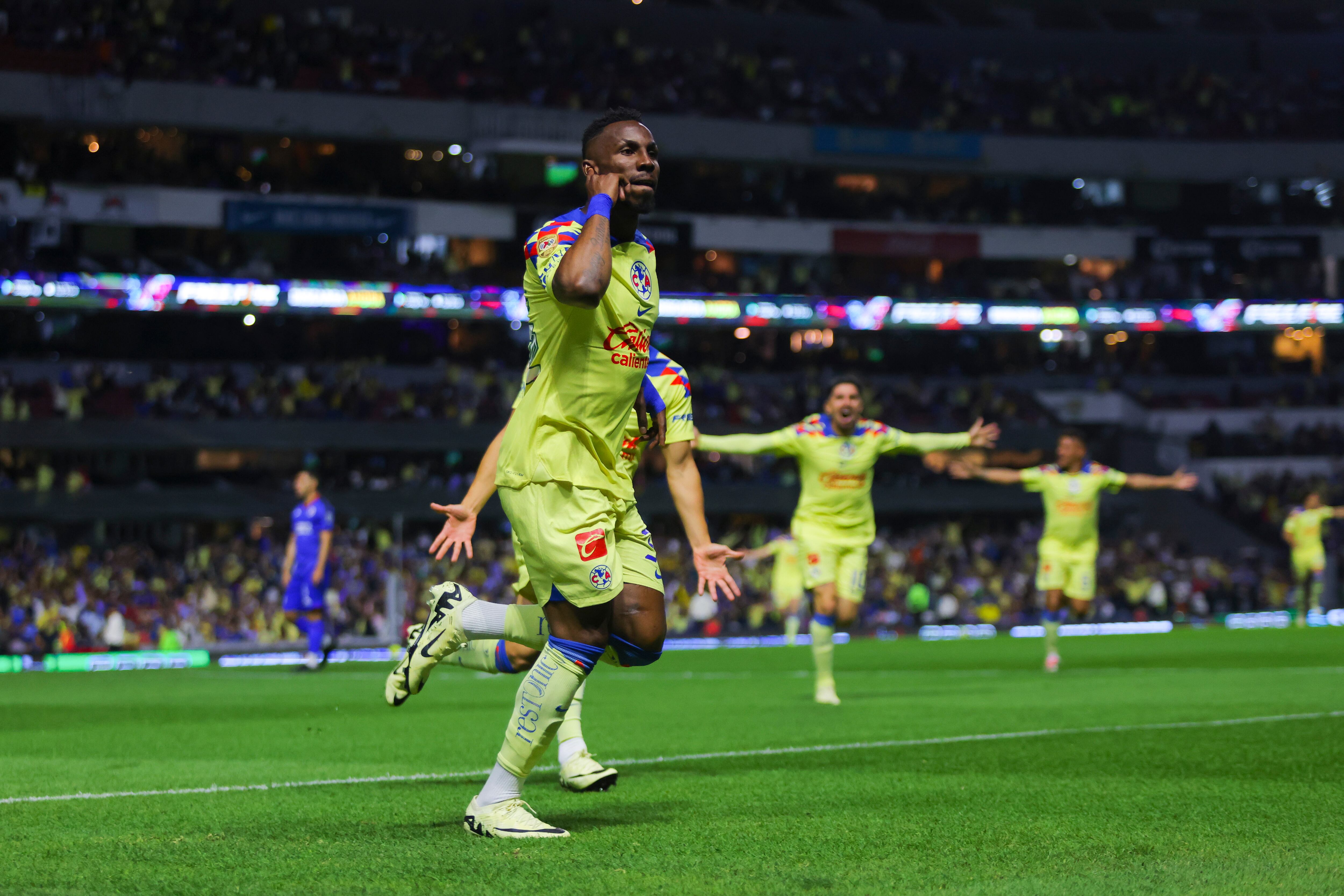 Julián Quiñones, delantero del América, celebra un gol contra el Cruz Azul. 