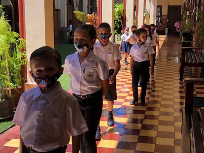 Un grupo de niños de tercer grado del colegio Ascensión Esquivel, de Alajuela, acude en fila a la hora del comedor. La nutrición adecuada y compartir por igual son dos ventajas del programa extendido en todas las escuelas y mayoría de centros de secundaria.