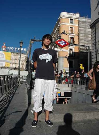 Carlos Vásquez, de 18 años, ayer en la estación de Sol, donde fue agredido.