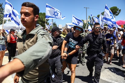 La policía israelí detiene a un manifestante durante una manifestación contra la reforma judicial del primer ministro israelí, Benjamin Netanyahu, y su gobierno de coalición nacionalista, este lunes en Jerusalén.