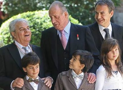 Marsé y sus nietos, Guille, Jan y Nadia, con el Rey y el presidente José Luis Rodríguez Zapatero.