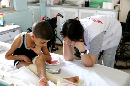 La enfermera Sunyoung Park charla con un niño sirio en el hospital de Ramtha.
