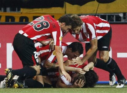 Los jugadores del Athletic celebran con Muniain, tumbado, el segundo gol.