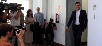 El presidente del Gobierno en funciones, Pedro S&aacute;nchez, a su llegada a la reuni&oacute;n con representantes de diversos sectores culturales. 