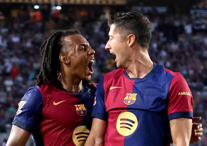 Robert Lewandowski del FC Barcelona celebra un gol con Jules Kounde