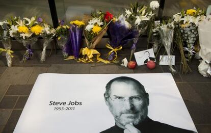 Santuario improvisado para conmemorar la figura de Steve Jobs, en la tienda de Apple en Pekín