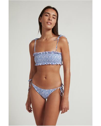 Robin. La marca barcelonesa que fusiona lo mejor del estilo californiano con sus raíces mediterráneas es la autora de Wonderland, un diseño añiñado con estampado de microflores lilas. Su top estilo bandeau, con fruncidos y tirantes opcionales, nos trasladan directamente a nuestra infancia.