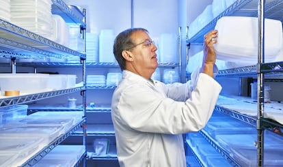 Anthony James, de la Universidad de California en Irvine, lleva toda su vida profesional investigando la manera de erradicar la malaria.