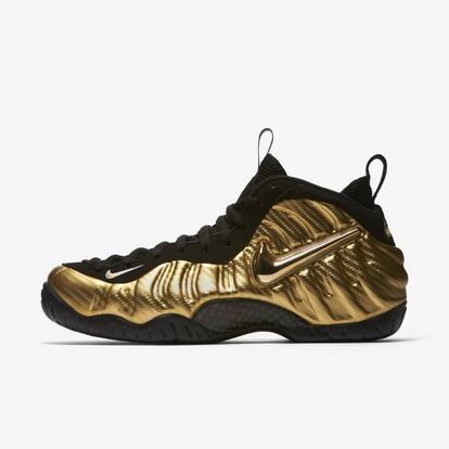 Las Foamposite fueron presentadas por primera vez a mediados de los años 90, destacando ya en aquel entonces por su innovadora imagen y por su desorbitado precio, pues fueron una de las primeras zapatillas de baloncesto en superar los 200€. El modelo fue diseñado con suma preocupación por la aerodinámica y fue creado mediante una inédita técnica: vertiendo líquido sintético en un molde. Las Foamposite han regresado a las tiendas 20 años después en nuevas combinaciones de colores, pero ofreciendo aún hoy en día un estilo moderno que no pasa inadvertido, sobre todo en esta variante de color dorado.