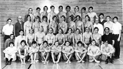 Equipo de la Universidad de Indiana en 1970. Esteva es el primero de la última fila comenzando por la derecha y Spitz es el cuarto. Counsilman aparece con gafas y chándal negro a la izquierda.