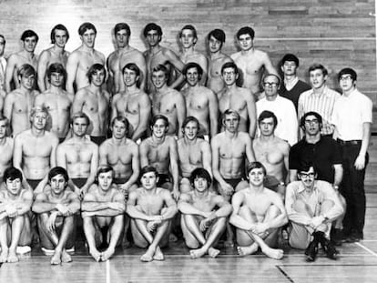 Equipo de la Universidad de Indiana en 1970. Esteva es el primero de la última fila comenzando por la derecha y Spitz es el cuarto. Counsilman aparece con gafas y chándal negro a la izquierda.