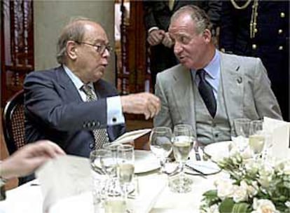 El Rey conversaba con Jordi Pujol durante el almuerzo que compartieron ayer en Sant Esteve de Sesrovires.