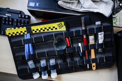 Inside the briefcase for the investigation of fires of the Central Operational Unit of Seprona. 