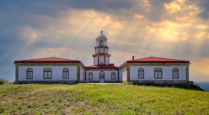 El faro de la isla de Ons es un faro situado en el municipio de Bueu, en la provincia de Pontevedra, Galicia.