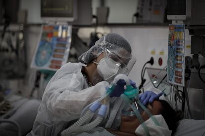 Profissional de saúde com paciente em hospital no M'Boi Mirim, em São Paulo, no último 12 de março.