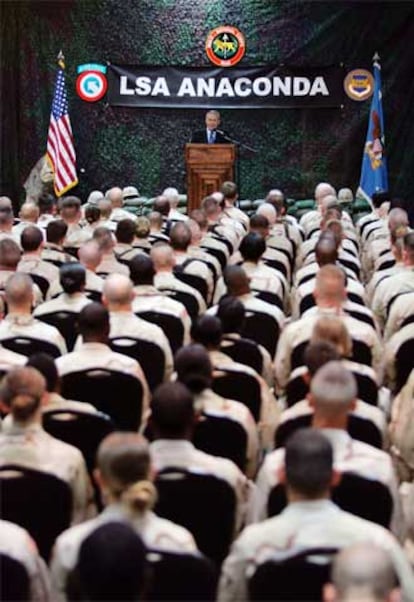 El secretario de Defensa, Donald Rumsfeld, se dirige a las tropas en Irak.