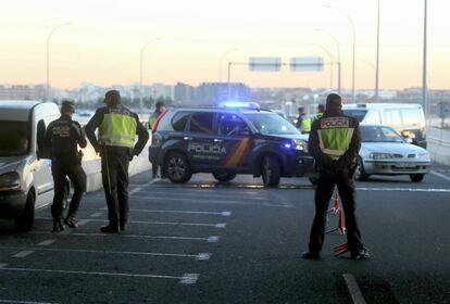 Policías nacionales en un control en el aeropuerto, en una imagen de archivo.