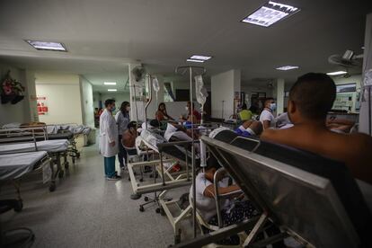 Personas son atendidas en la sala de urgencias de un hospital en El Espinal (Colombia), en junio de 2022.