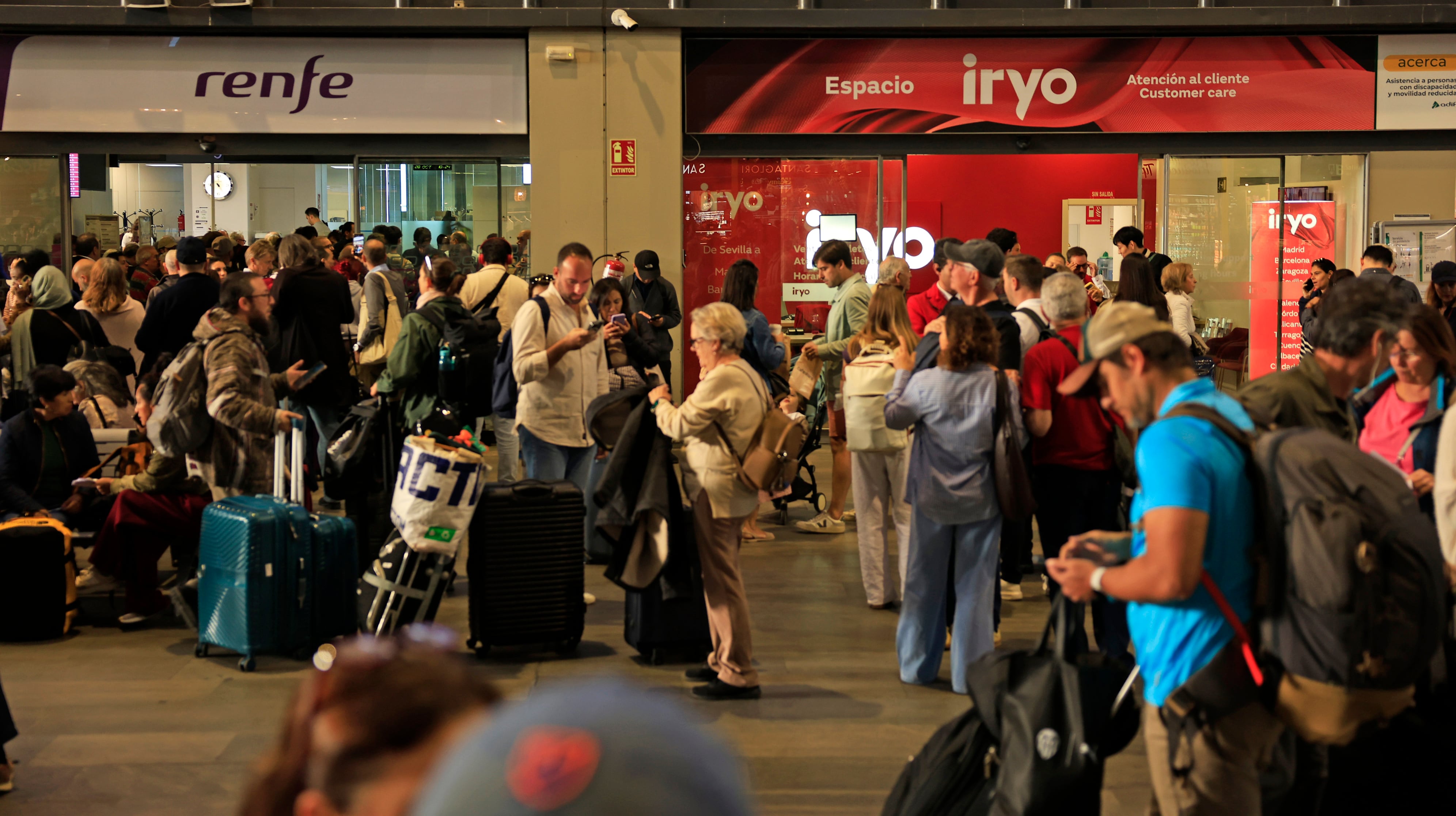 Viajeros en la estación de Santa Justa de Sevilla tras el accidente ferroviario entre dos trenes de alta velocidad ocurrido en Toledo.
