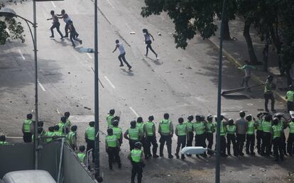 Los manifestantes huyen ante la arremetida de los agentes. En Caracas, una ciudad azotada por la inseguridad, suele haber poca presencia policial en las calles excepto en las movilizaciones contra el Gobierno. 