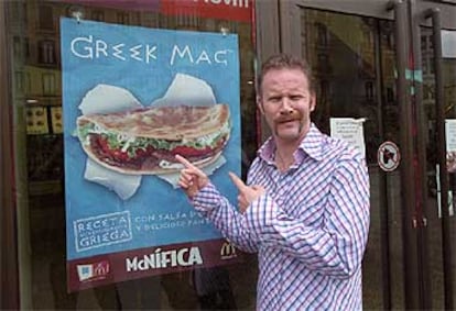 Morgan Spurlock, autor del documental <I>Super Size Me</I>, posa junto a un McDonald's en Donosti.
