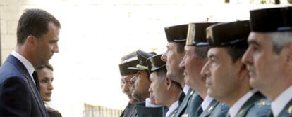 Los príncipes de Asturias dan el pésame a los mandos de la Guardia Civil en la entrada de la catedral de Palma.