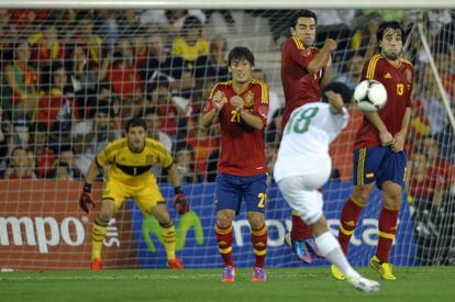 Hamad Alhamad lanza una falta ante la mirada de Casillas, Silva, Xavi y Beñat.