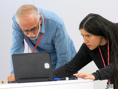 Esther Solé, de Amical Wikimedia, durante un encuentro en Girona.