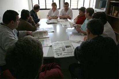 Los pacientes leen la prensa diariamente y preparan la tertulia de actualidad antes de acudir a la televisión local de Plasencia.