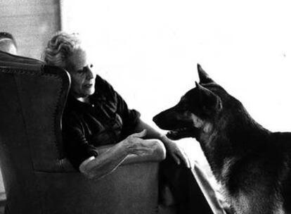 La escritora barcelonesa Mercè Rodoreda (1908-1983), con su perro.