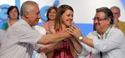 Javier Arenas y Juan Ignacio Zoido estrechan las manos en presencia de María Dolores de Cospedal.