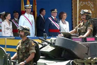 Los Reyes de España y los Príncipes de Asturias presiden el desfile militar celebrado en Sevilla con motivo del Día de Las Fuerzas Armadas.