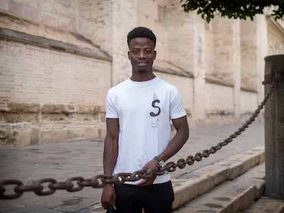 El guineano Hassan Sall, creador de la ruta Sevilla Negra, en las gradas de la Catedral de Sevilla.