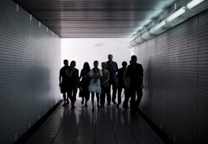 Un grupo de personas camina por el paso subterráneo en Castelldefels. El alcalde de la localidad, Joan Sau, ha asegurado que si se hubiese usado "no estaríamos hablando de esta tragedia".