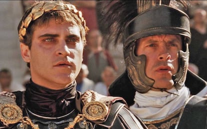 Que los emperadores romanos sentenciaban a muerte bajando el dedo pulgar es una de las mentiras que Hollywood nos ha colado. En la imagen, Joaquin Phoenix en el papel de Cómodo en la película 'Gladiator' (2000).