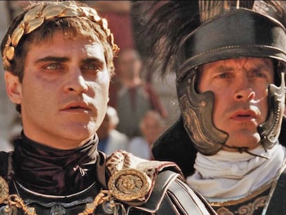 Que los emperadores romanos sentenciaban a muerte bajando el dedo pulgar es una de las mentiras que Hollywood nos ha colado. En la imagen, Joaquin Phoenix en el papel de Cómodo en la película 'Gladiator' (2000).