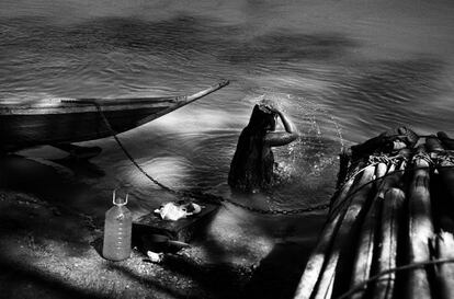 Una mujer toma una ducha fría en el río Sesan donde al menos 55.000 personas viven alrededor (Camboya, 2008).