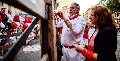 Padres de Daniel Jimeno Romero brindan homenaje a su hijo fallecido, en Pamplona.