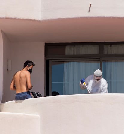 Un joven confinado y una limpiadora en el hotel.