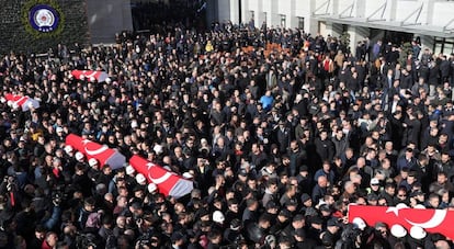 Funeral em Istambul de alguns dos agentes de pol&iacute;cia mortos no atentado de s&aacute;bado.