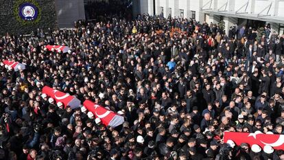 Funeral em Istambul de alguns dos agentes de pol&iacute;cia mortos no atentado de s&aacute;bado.