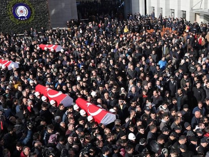 Funeral em Istambul de alguns dos agentes de pol&iacute;cia mortos no atentado de s&aacute;bado.