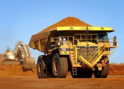 Fotografía facilitada por la compañía australiano-británica BHP Billiton, la mayor empresa minera del mundo, que muestra dos máquinas trabajando en una mina de níquel en Australia. EFE/Archivo