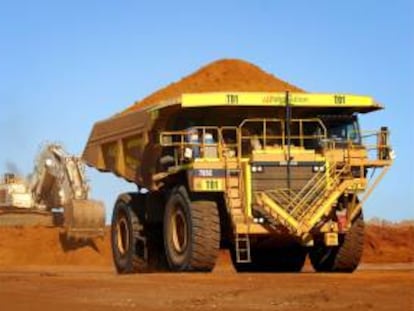 Fotografía facilitada por la compañía australiano-británica BHP Billiton, la mayor empresa minera del mundo, que muestra dos máquinas trabajando en una mina de níquel en Australia. EFE/Archivo