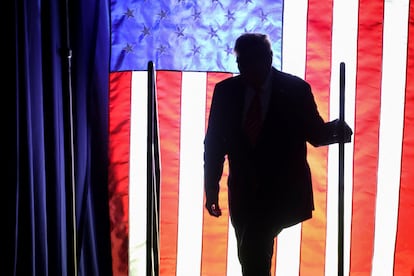 Donal Trump sube al escenario, durante un acto de campaña en Rocky Mount (Carolina del Norte), este miércoles.