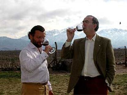 José Manuel Ortega Gil-Fournier, izquierda, junto a un visitante de los viñedos en Mendoza.