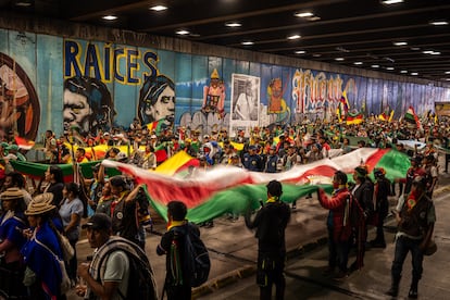 Comunidades indígenas se unen a las marchas del Día del Trabajo en la avenida El Dorado, en Bogotá (Colombia).